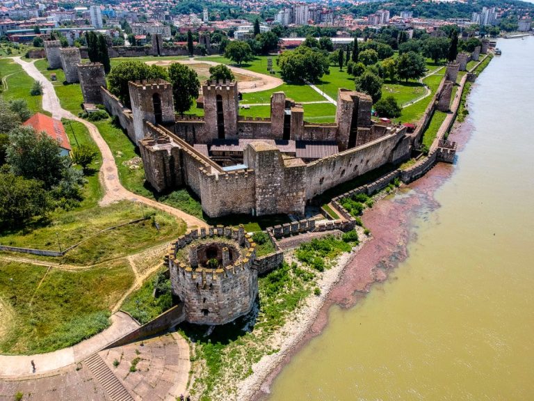 Smederevska-tvrdjava-Grad-Smederevo-Milenko-Lazic-1140x855